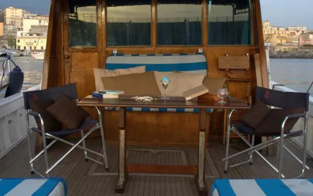 Boat Sea Dreams Charter