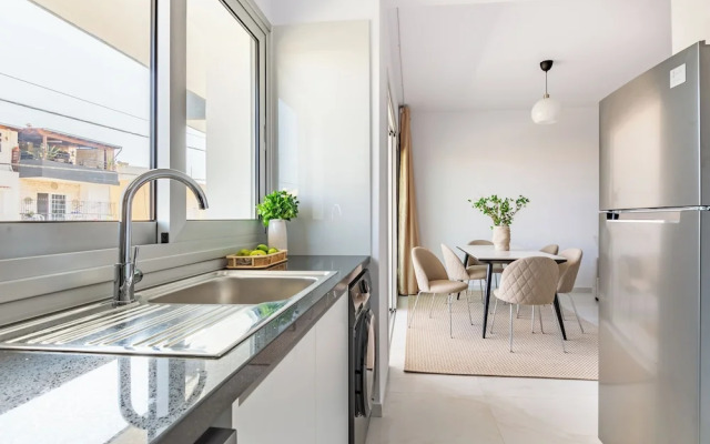 Sanders Cruise - Spacious 2-bdr Apt With Balcony