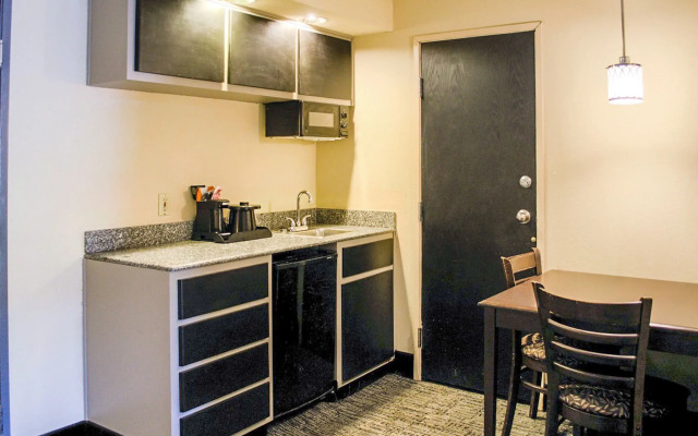 Quality Inn & Suites at Airport Blvd I-65