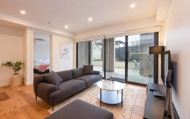 Luxe 3 Bedroom Apartment With Parking