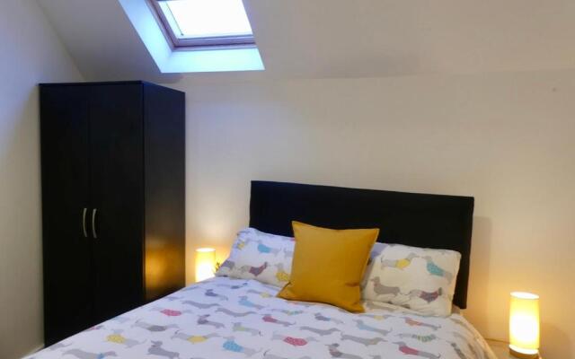 Bright and Modern 4 Person Apartment In City Centre