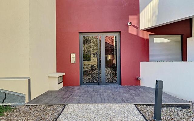 2br apartment with parking near Monaco