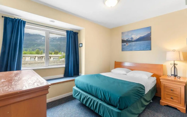 Squamish Adventure Inn & Hostel