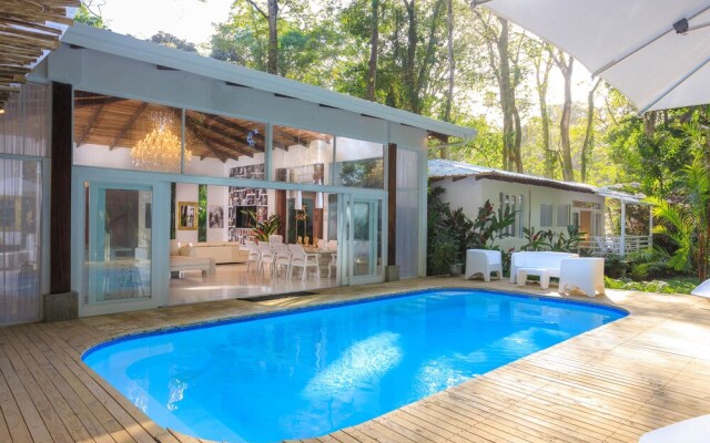 Gigi Brown Villa Paparazzi