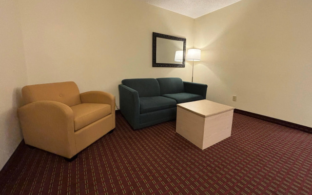 Super 8 by Wyndham Metropolis