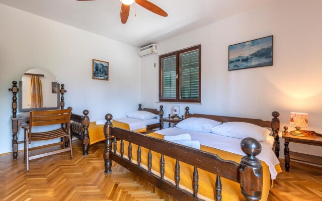 Nice Apartment in Duce With Wifi and 2 Bedrooms