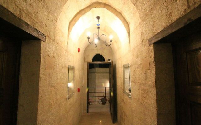 Tafana Cave & Stone Lodge