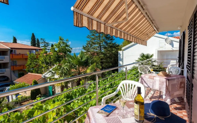Spacious Holiday Home near Sea