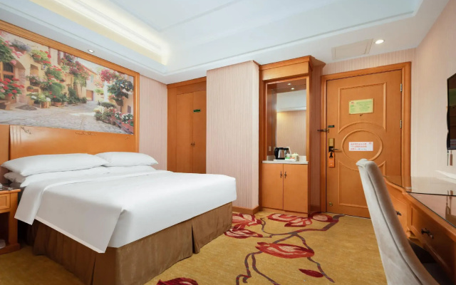 Vienna 3 Best Hotel (Wuhan Yellow Crane Tower Hubu Alley)