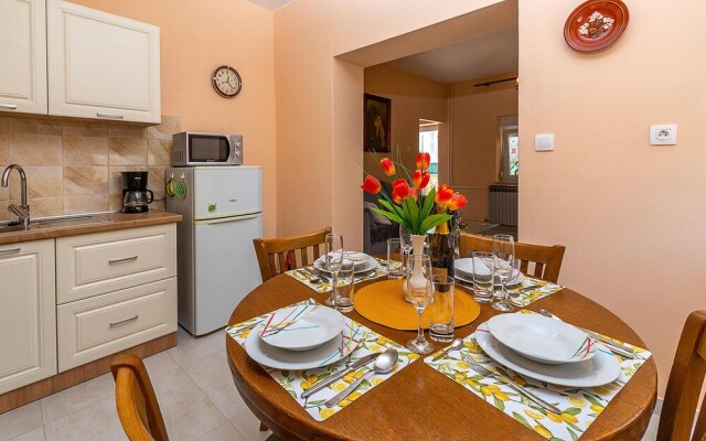 Beautiful Apartment in Sisan With Wifi and 2 Bedrooms