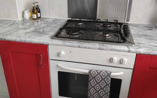 Captivating 3-bed Apartment in Romford