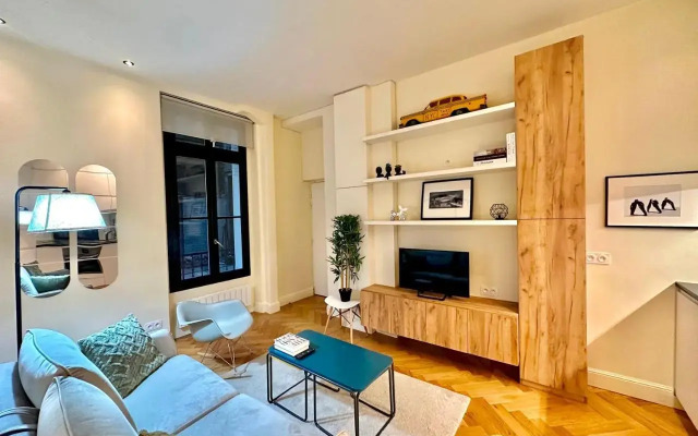 Family Apartment In Front Of The Eiffel Tower