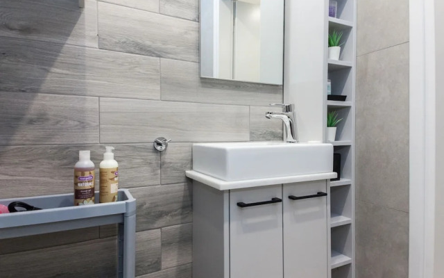 Modern Newly Built Studio near Hilton