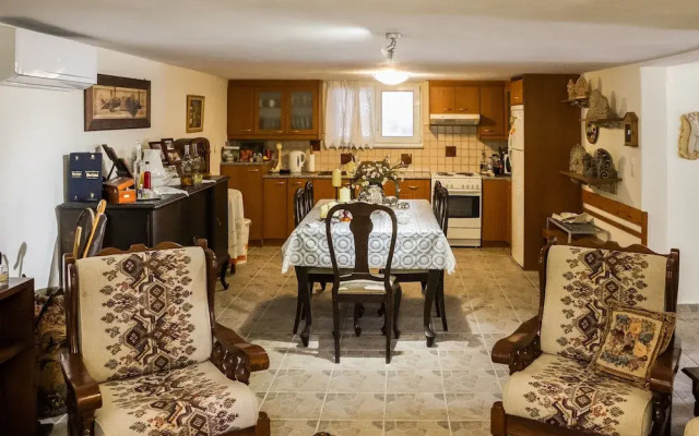 Spacious home with garden in Marathonas