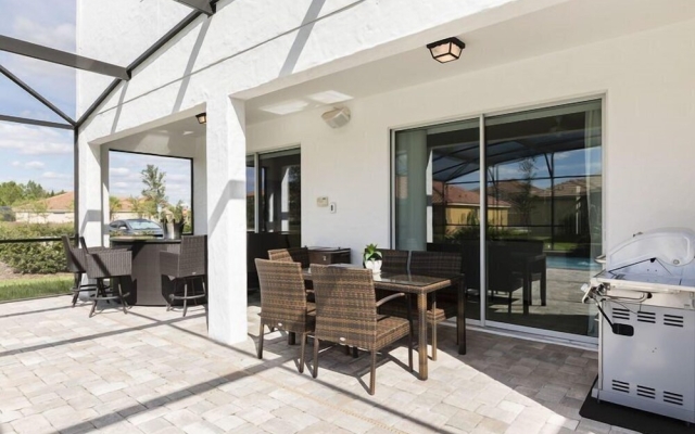 6BR 5BA Pool Home in Solterra