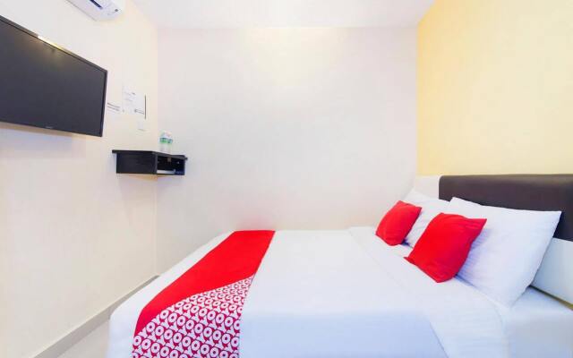 OYO 220 Hotel Sri Maluri