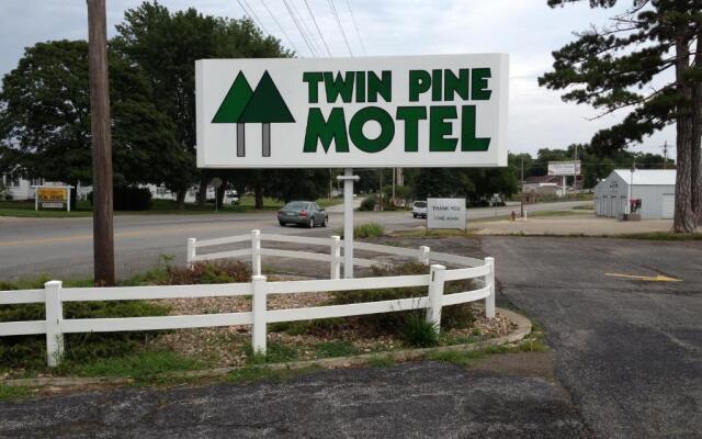 Twin Pine Motel