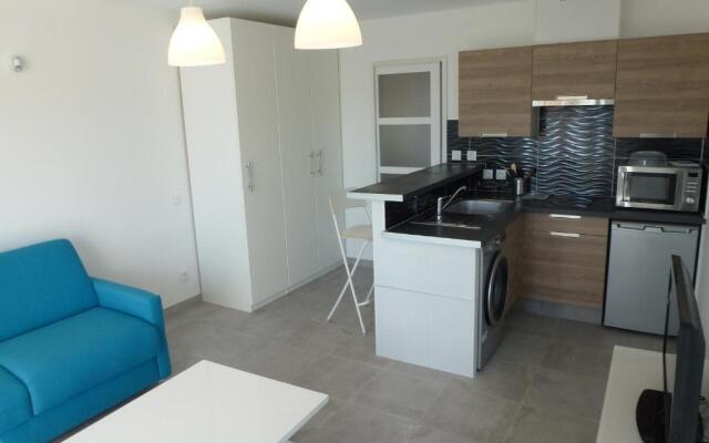 Studio de charme, piscine et mer à pieds