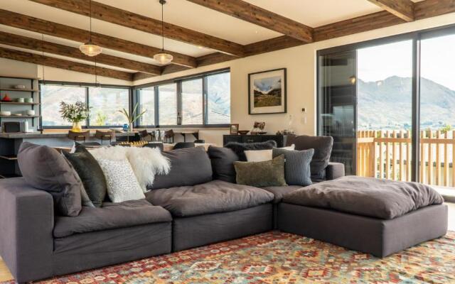 Farrant Drive - Sleeps 8 - Lake & Mountain Views - Modern & Stylish