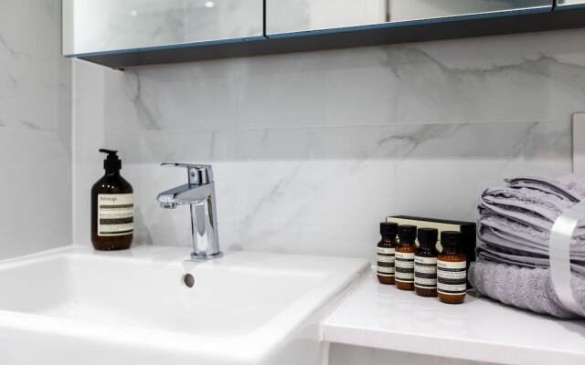 Luxury 1 Bed Apartment in Olympia Kensington