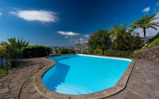 Atlantic Ocean view by HR Madeira