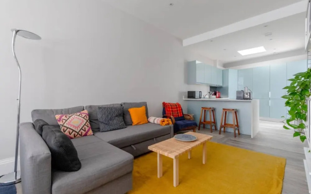 Chic & Spacious 2BD Flat -2 Mins to Baron's Court