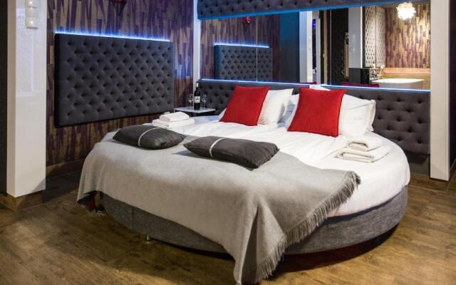 Yourplace Romantic Apartment with private patio