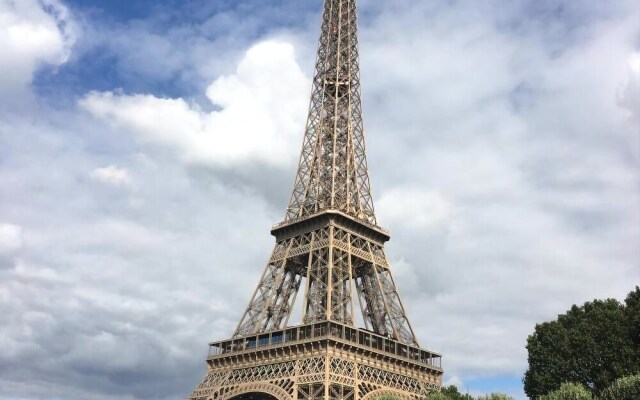 Champ De Mars Tour Eiffel