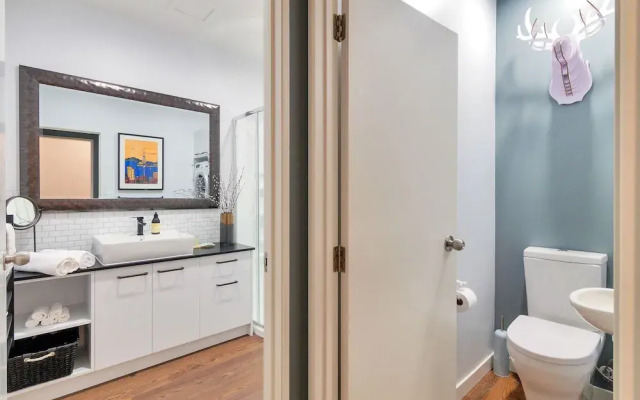 Chic & Stylish Apartment with Parking