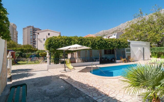 Beautiful Home in Dugi Rat With 3 Bedrooms, Wifi and Outdoor Swimming Pool