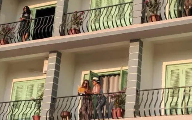 Woke Hostel - Morjim