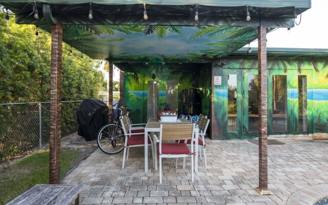 Stunning & Private 5 BDR Canal-front Home w/ Pool!