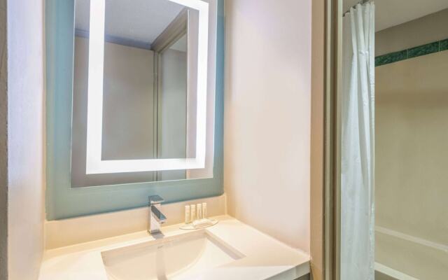 Super 8 Toronto East ON