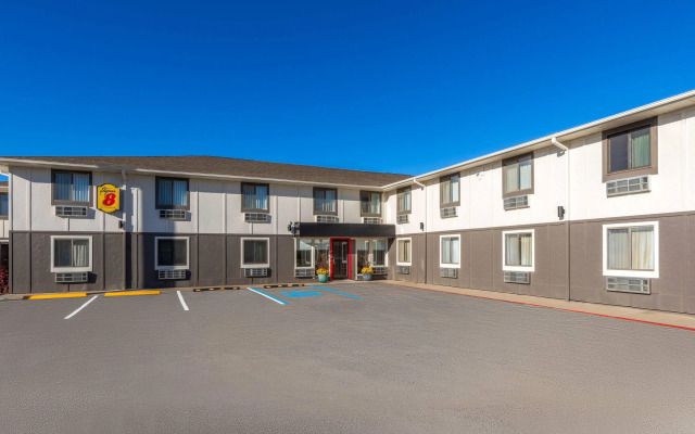 Super 8 by Wyndham Rock Port MO