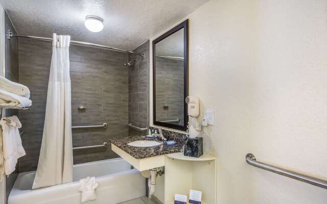 Clarion Inn & Suites Central Clearwater Beach