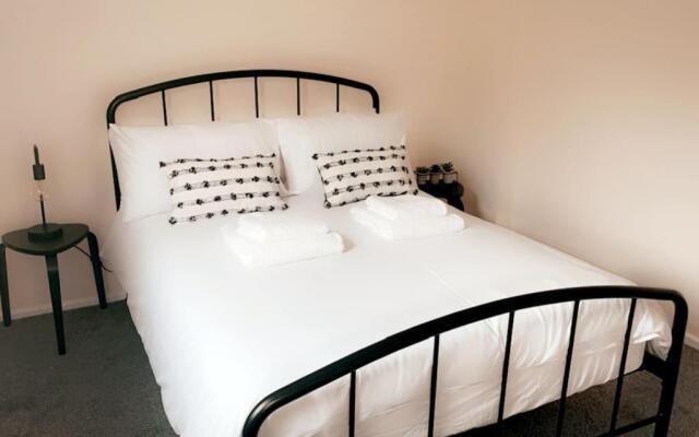 Lovely 1 bedroom studio apartment - Merthyr Tydfil
