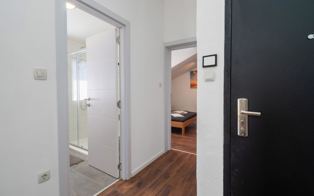 Apartments and Rooms Mladen