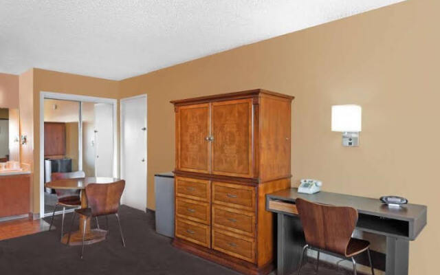 Super 8 Motel - Canoga Park