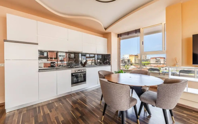 Spacious City-view Apartment Overlooking Shkod r