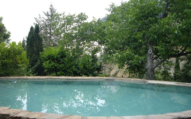 La Casita con jardín frente a la cascada