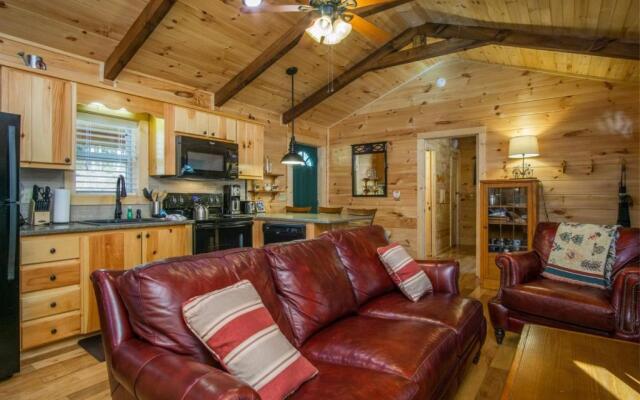 Creekside Log Cabin in Pisgah Forest