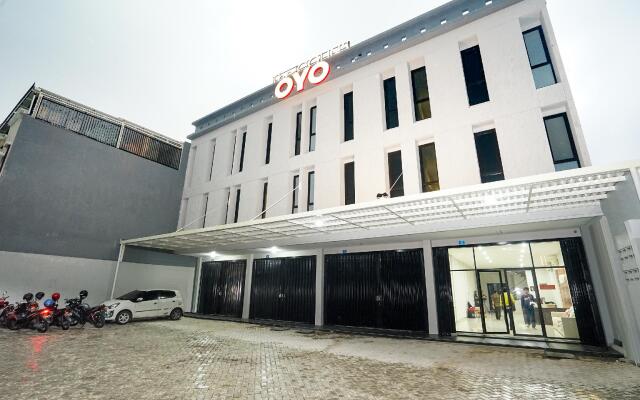 Capital O 449 The Colins