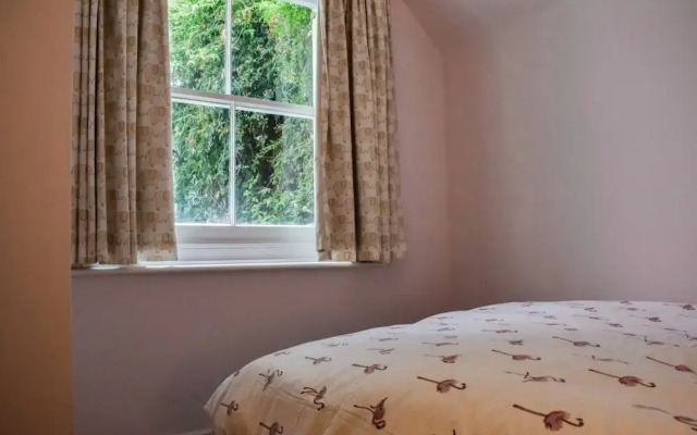 Fantastic 2 Bedroom Shepherds Bush Garden Flat