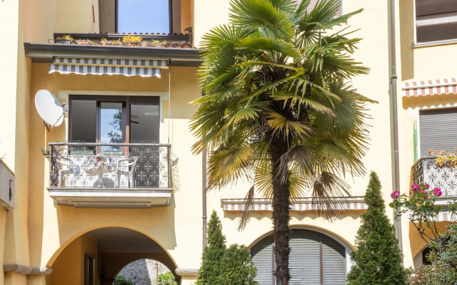 Snug apartment in Lesa with balcony