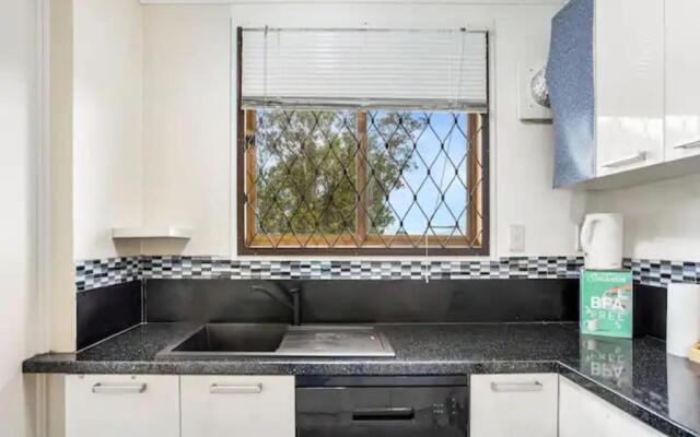 Lovely 2-Bedroom Apartment with Free Parking