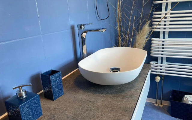 Pool & Lake Holiday Home