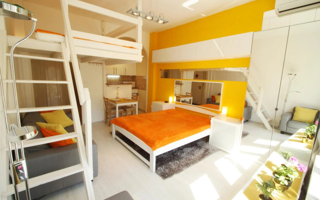 Sunny Studio with balcony in Party District