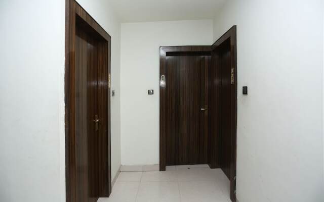 OYO 8183 Hotel Sandal Wood