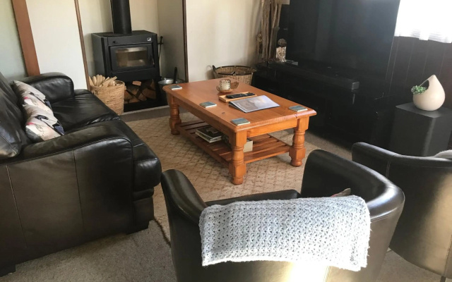 Serendipity Produce Wharf Cottage – Guest Rooms – Tairua