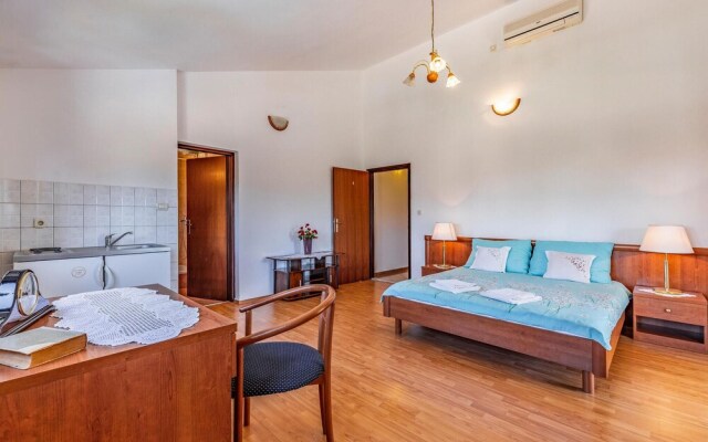 Stunning Home in Medulin With Wifi and 7 Bedrooms